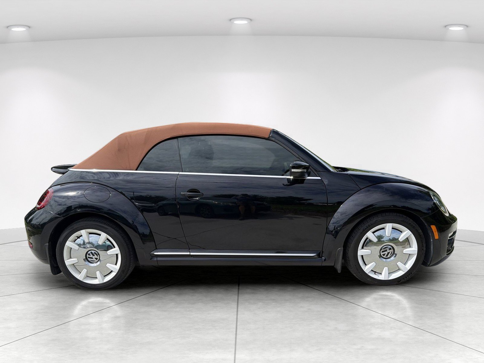 Used 2019 Volkswagen Beetle 2.0T SE FWD image 3