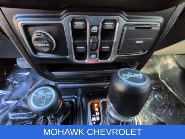 Used 2018 Jeep Wrangler Unlimited Sahara AWD/4WD image 35