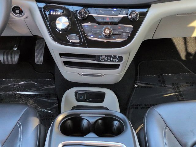 Used 2023 Chrysler Pacifica Touring-L FWD image 17