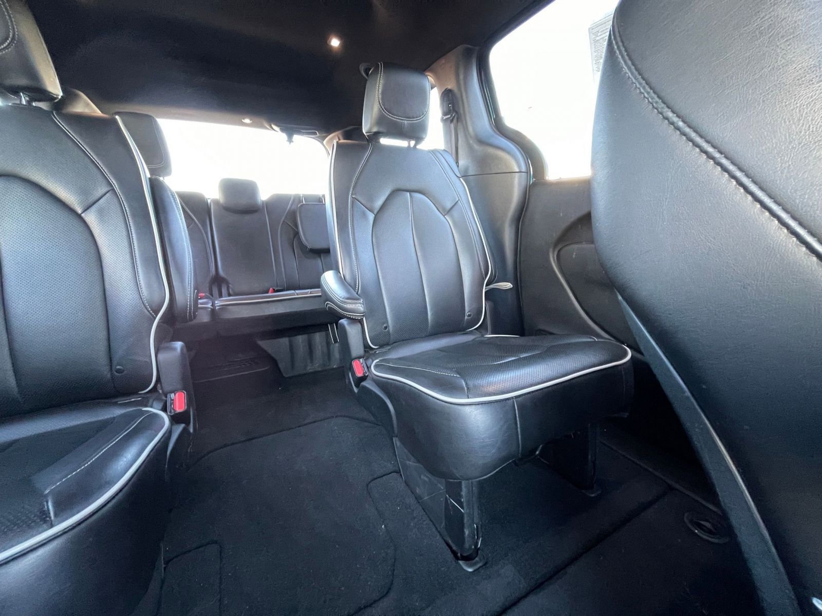 Used 2025 Chrysler Pacifica Limited image 41