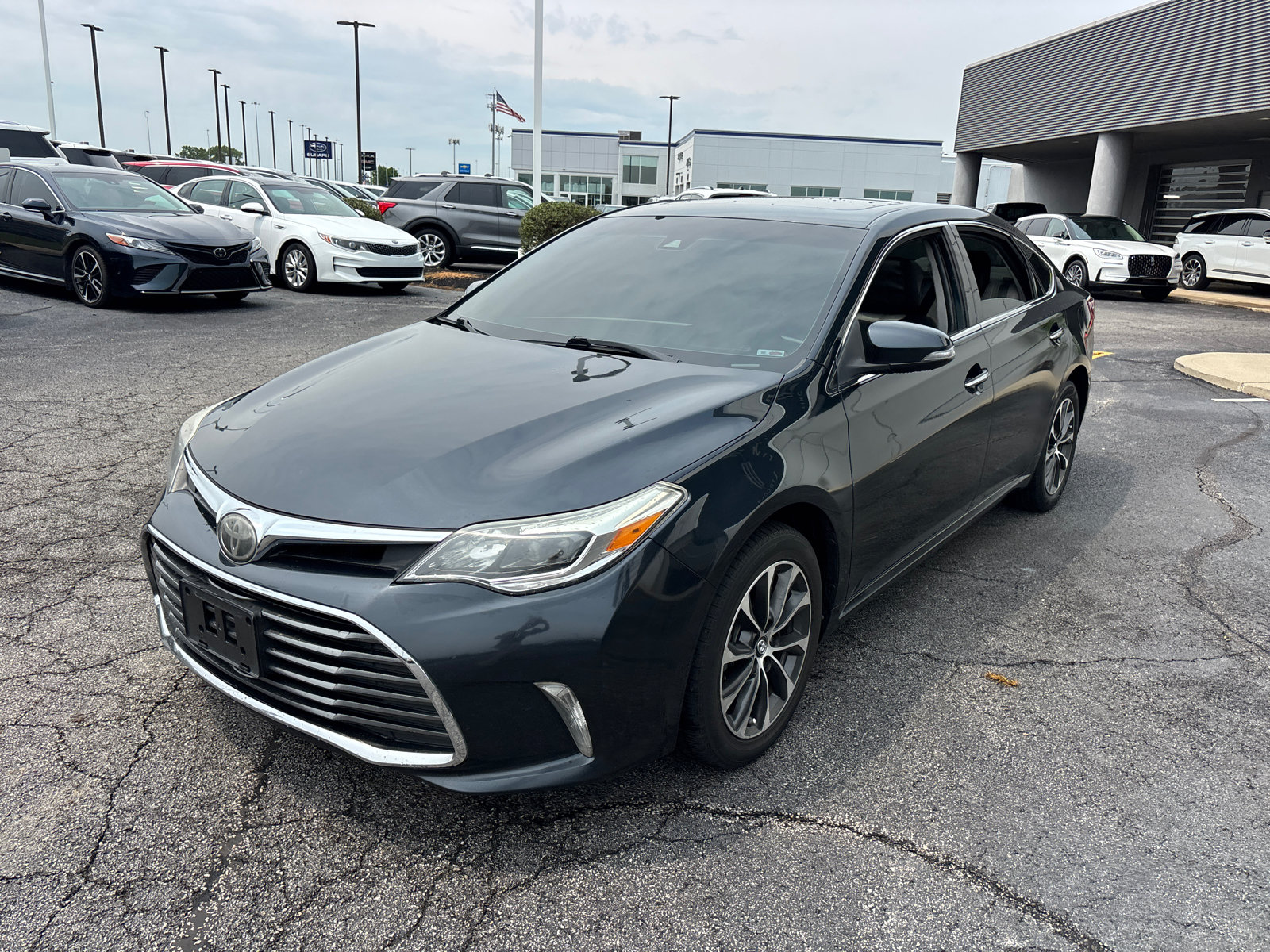 Used 2017 Toyota Avalon XLE Premium w/ Carpet Mat Package FWD image 3