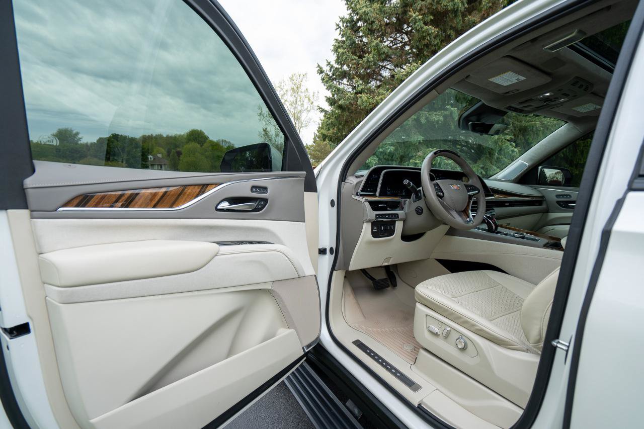 Used 2024 Cadillac Escalade Sport Platinum w/ LPO, ONYX Package AWD/4WD image 12