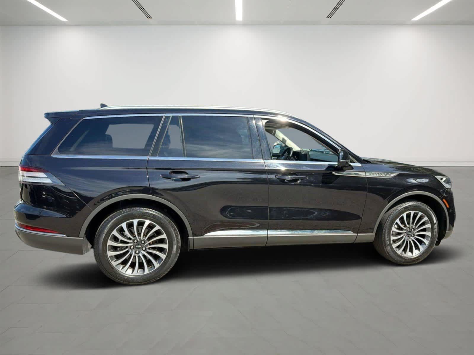 Used 2022 Lincoln Aviator AWD w/ Premium Package image 2