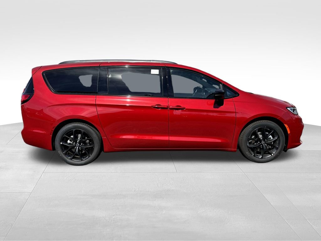 New 2026 Chrysler Pacifica Limited w/ Uconnect Theater Family Group FWD image 9