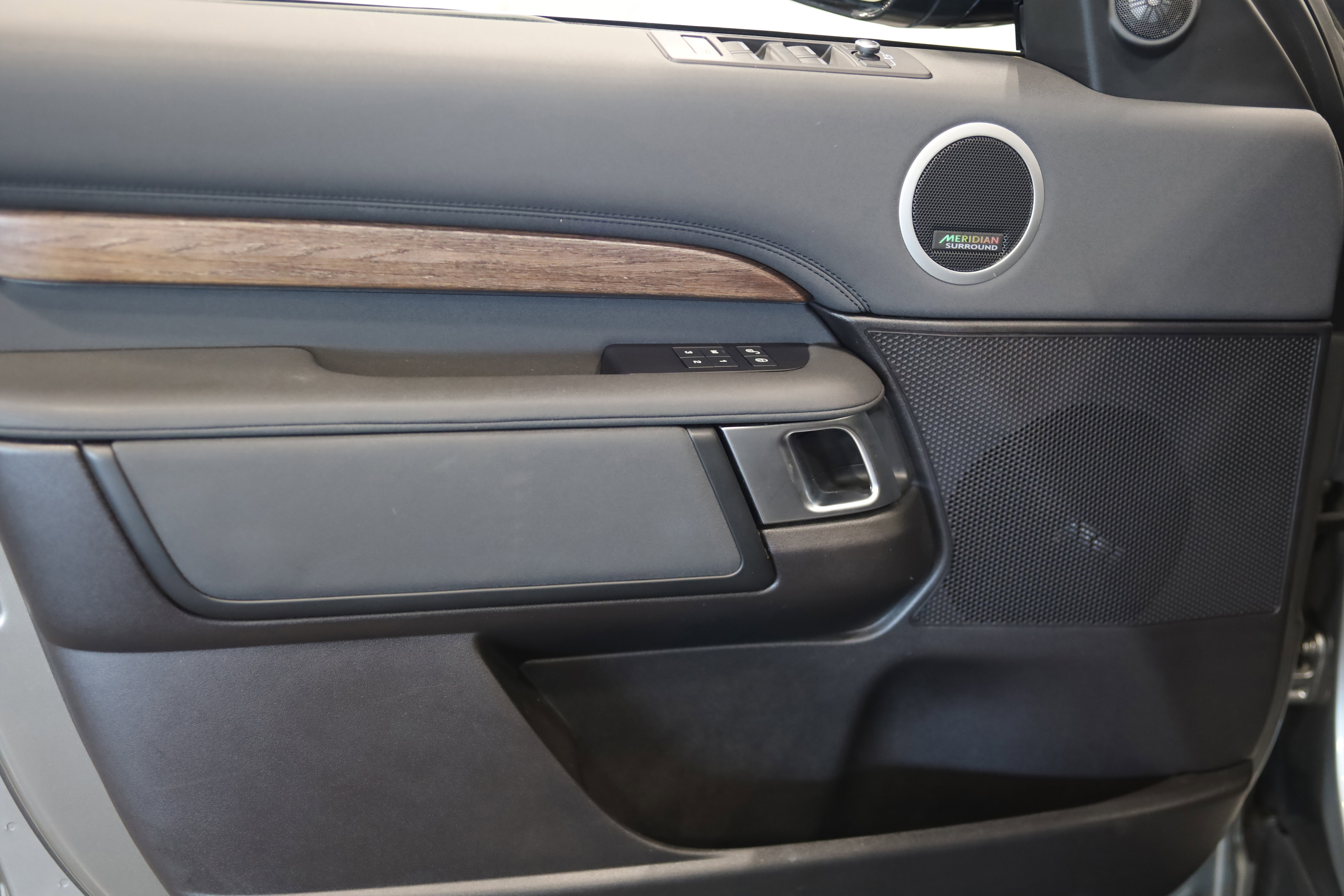 Used 2018 Land Rover Discovery HSE AWD/4WD image 13