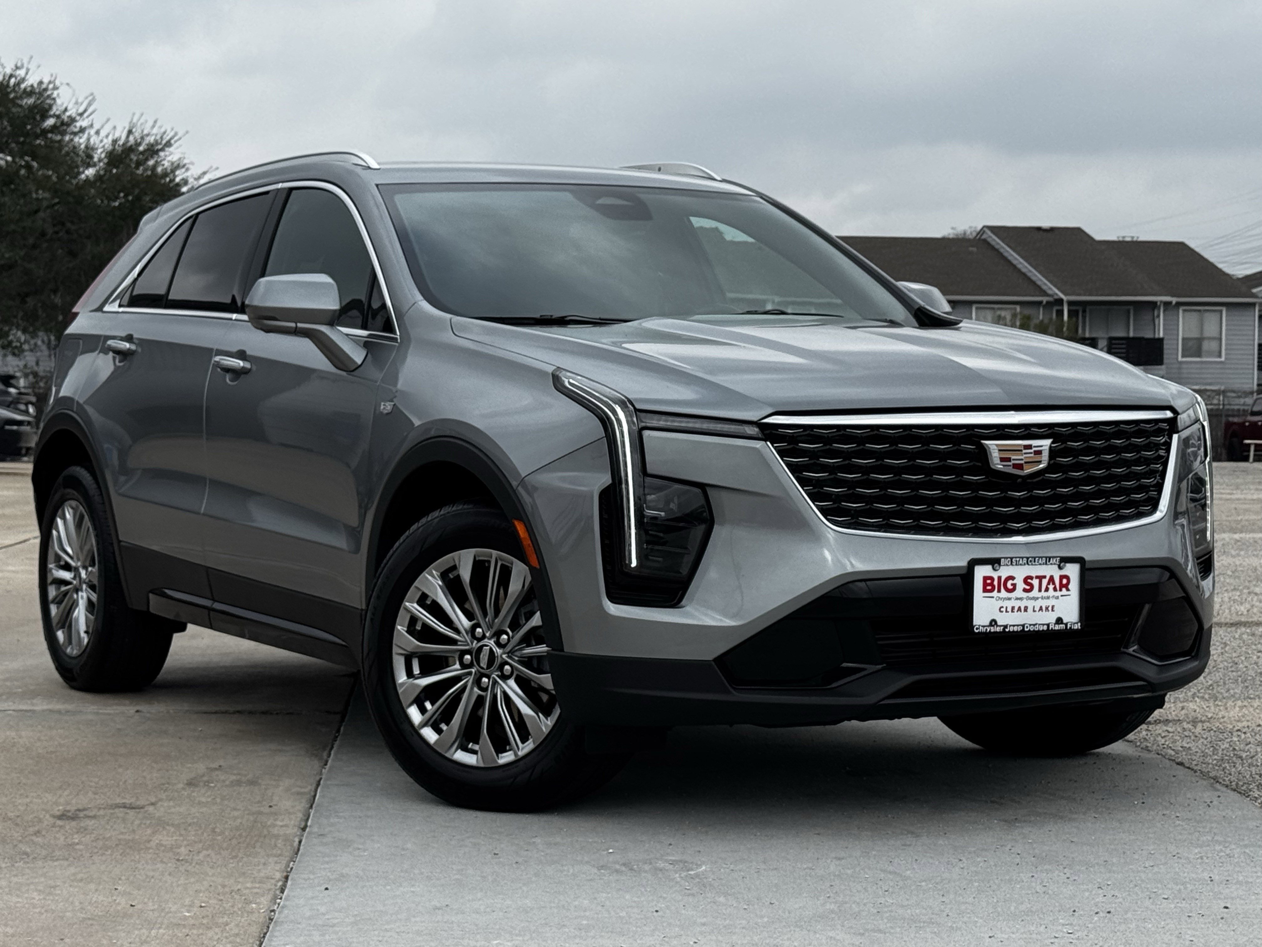 Used 2025 Cadillac XT4 Premium Luxury image 2