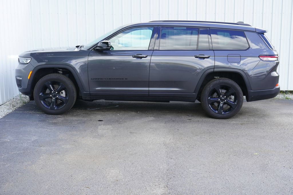 Used 2025 Jeep Grand Cherokee L Limited w/ Black Appearance Package AWD/4WD image 3