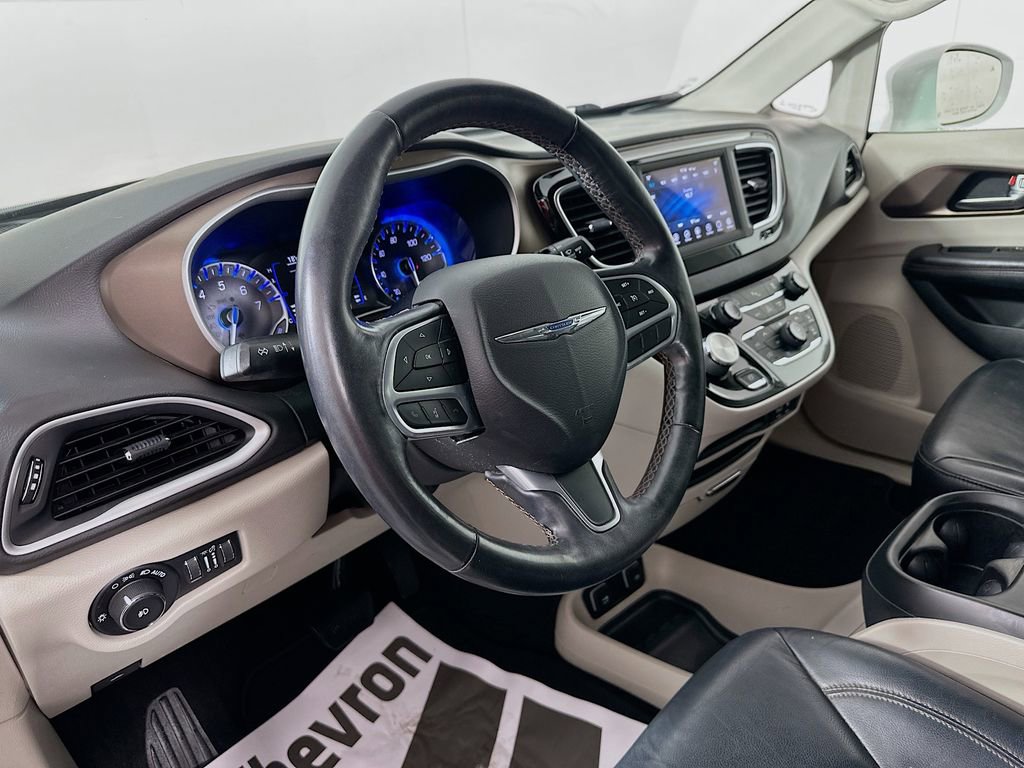 Used 2019 Chrysler Pacifica Touring-L image 9