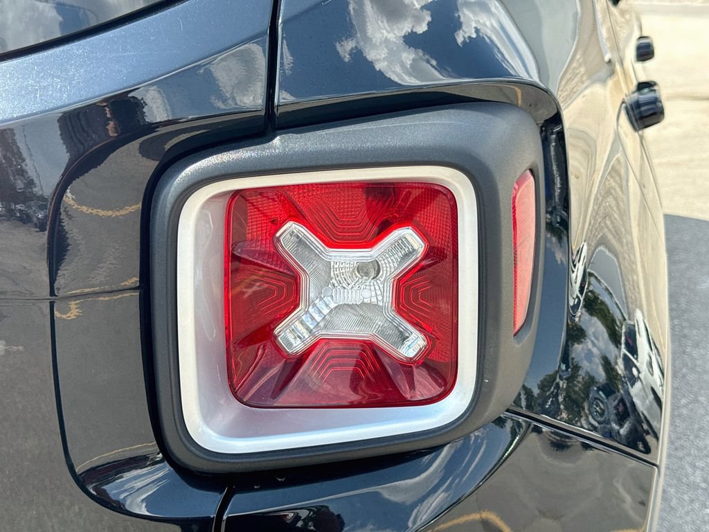 Used 2018 Jeep Renegade Limited w/ UConnect 8.4 Nav Group AWD/4WD image 29