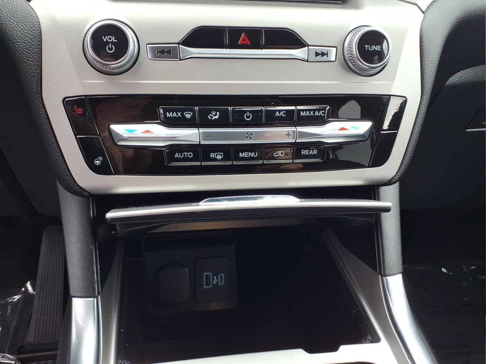 Used 2022 Ford Explorer XLT w/ Equipment Group 202A image 18