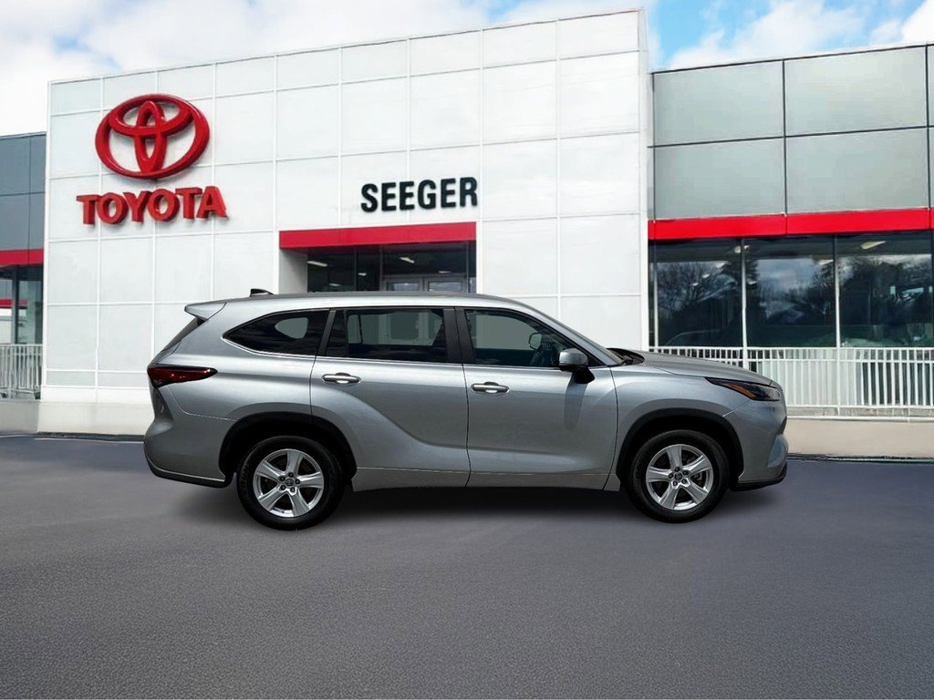 Used 2023 Toyota Highlander image 2
