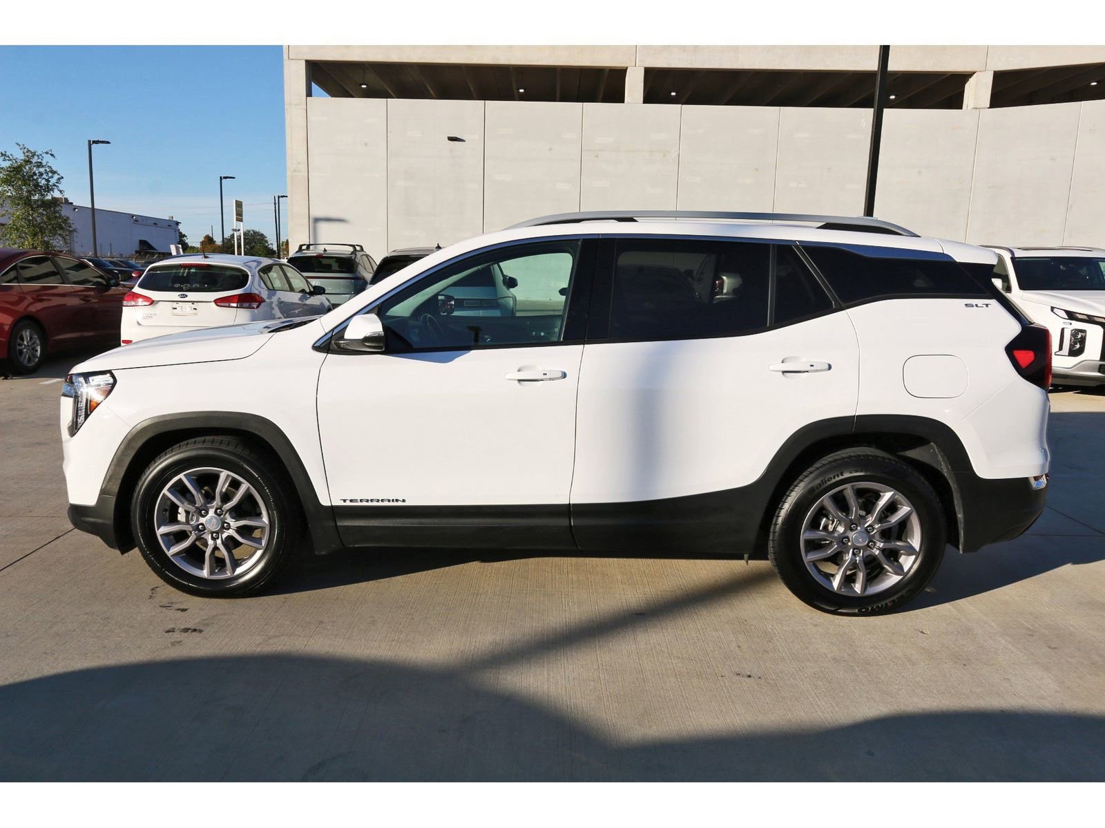 Used 2024 GMC Terrain SLT image 3