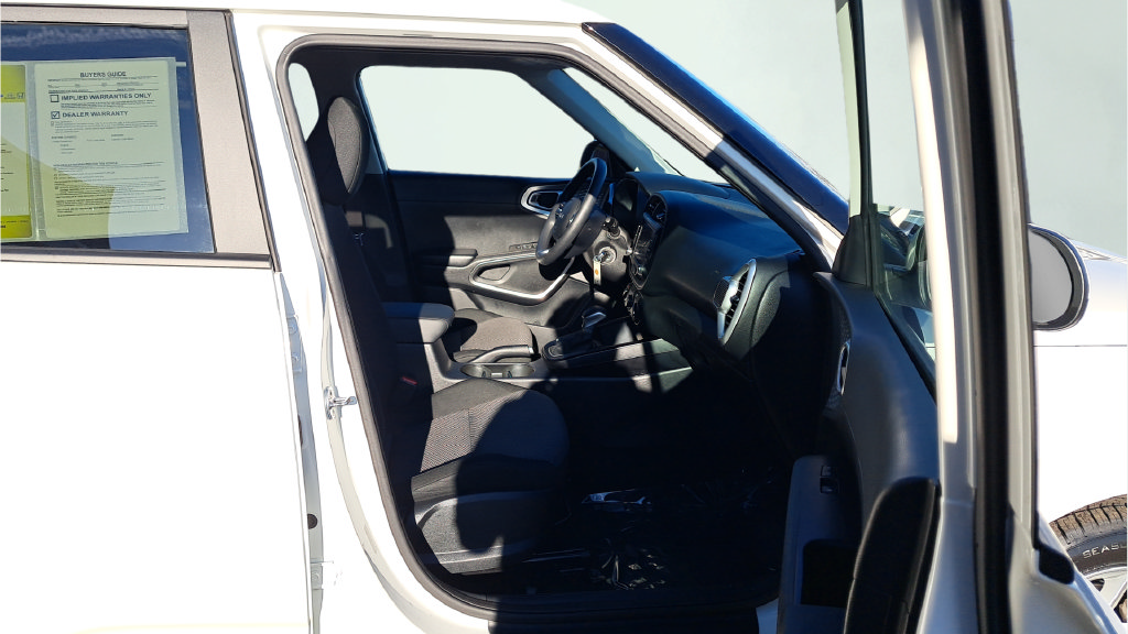 Used 2023 Kia Soul LX w/ LX Technology Package FWD image 16