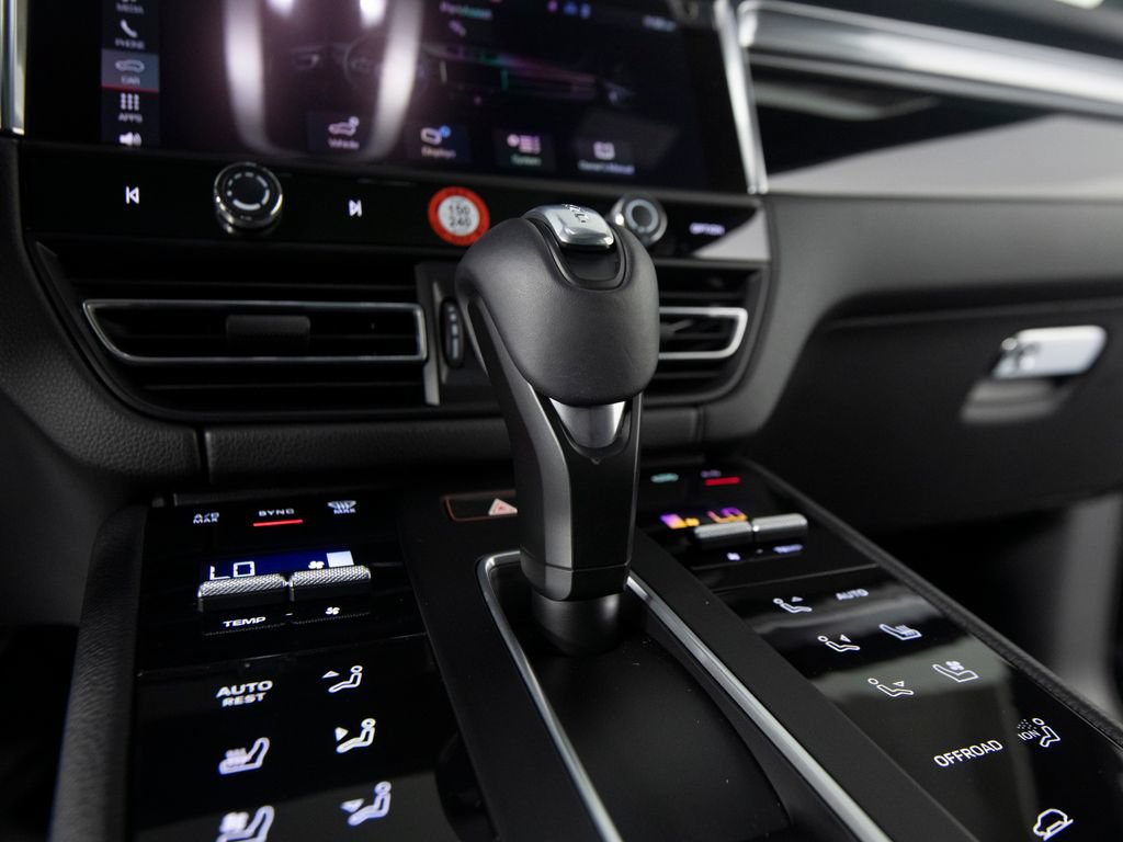 Certified 2026 Porsche Macan AWD/4WD image 30