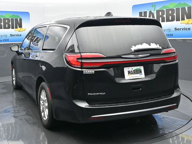 Used 2025 Chrysler Pacifica Select image 4
