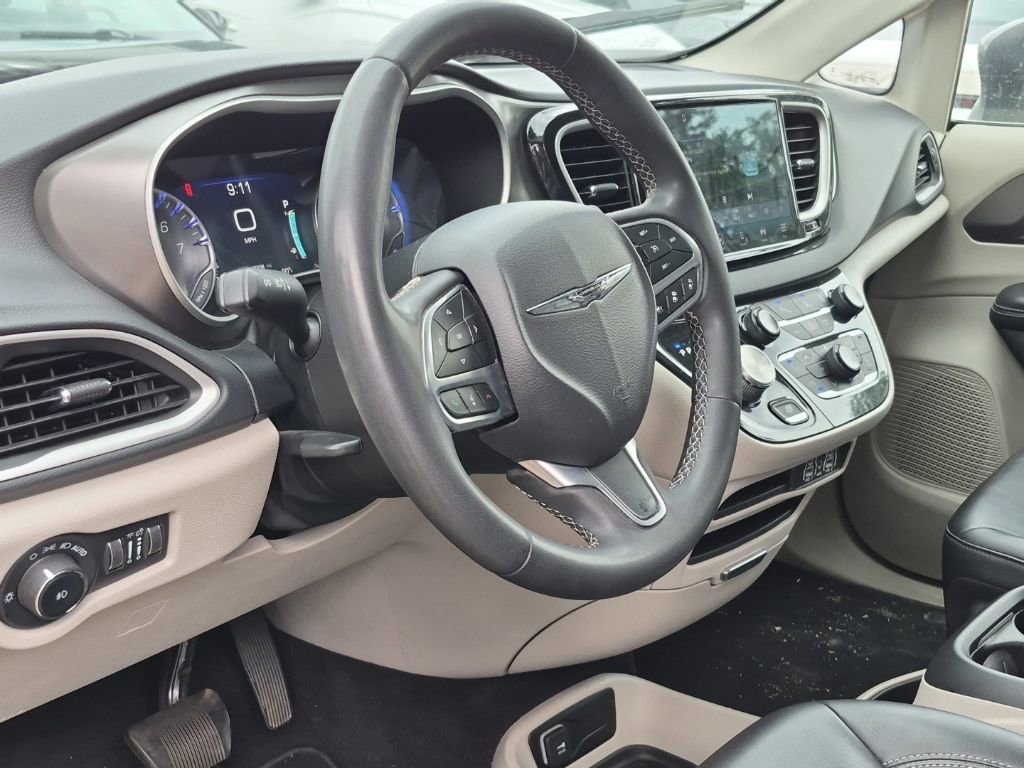 Used 2023 Chrysler Pacifica Touring-L FWD image 7