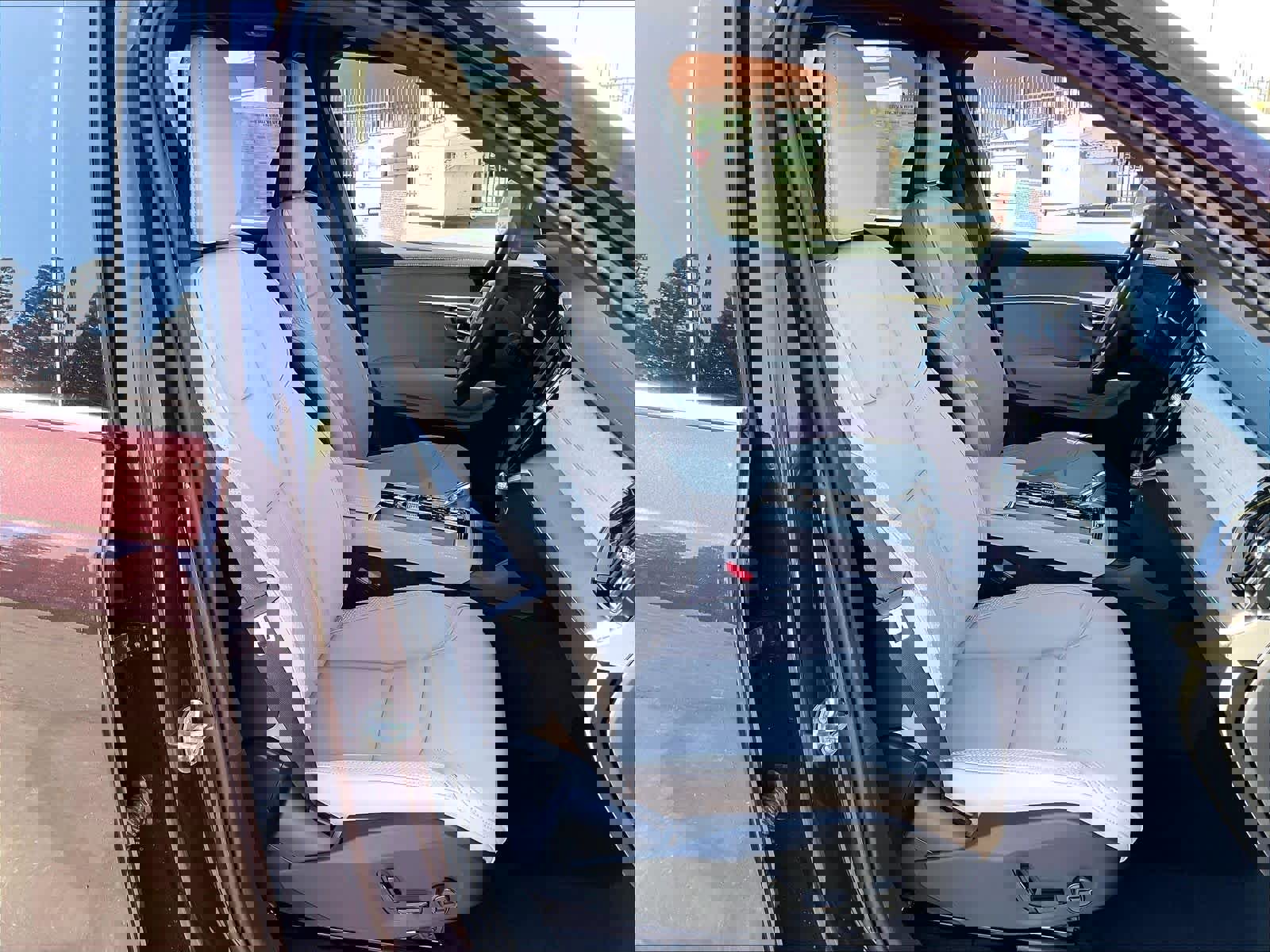 New 2026 Volvo XC90 T8 Plus w/ Protection Package Premier image 32