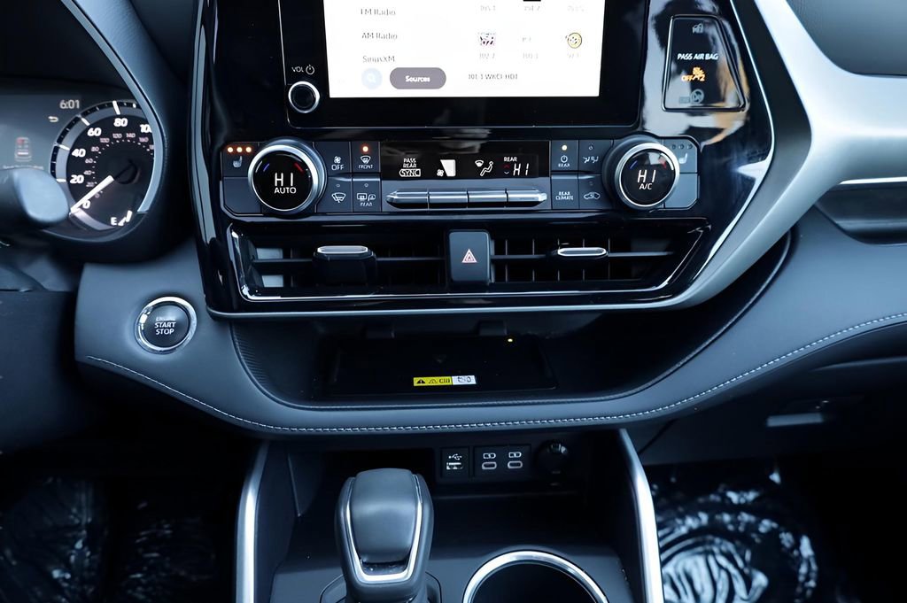 Used 2023 Toyota Highlander XLE image 30