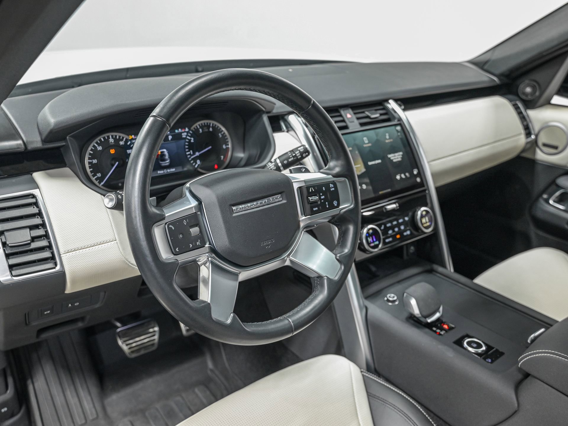 Used 2023 Land Rover Discovery S R-Dynamic image 15