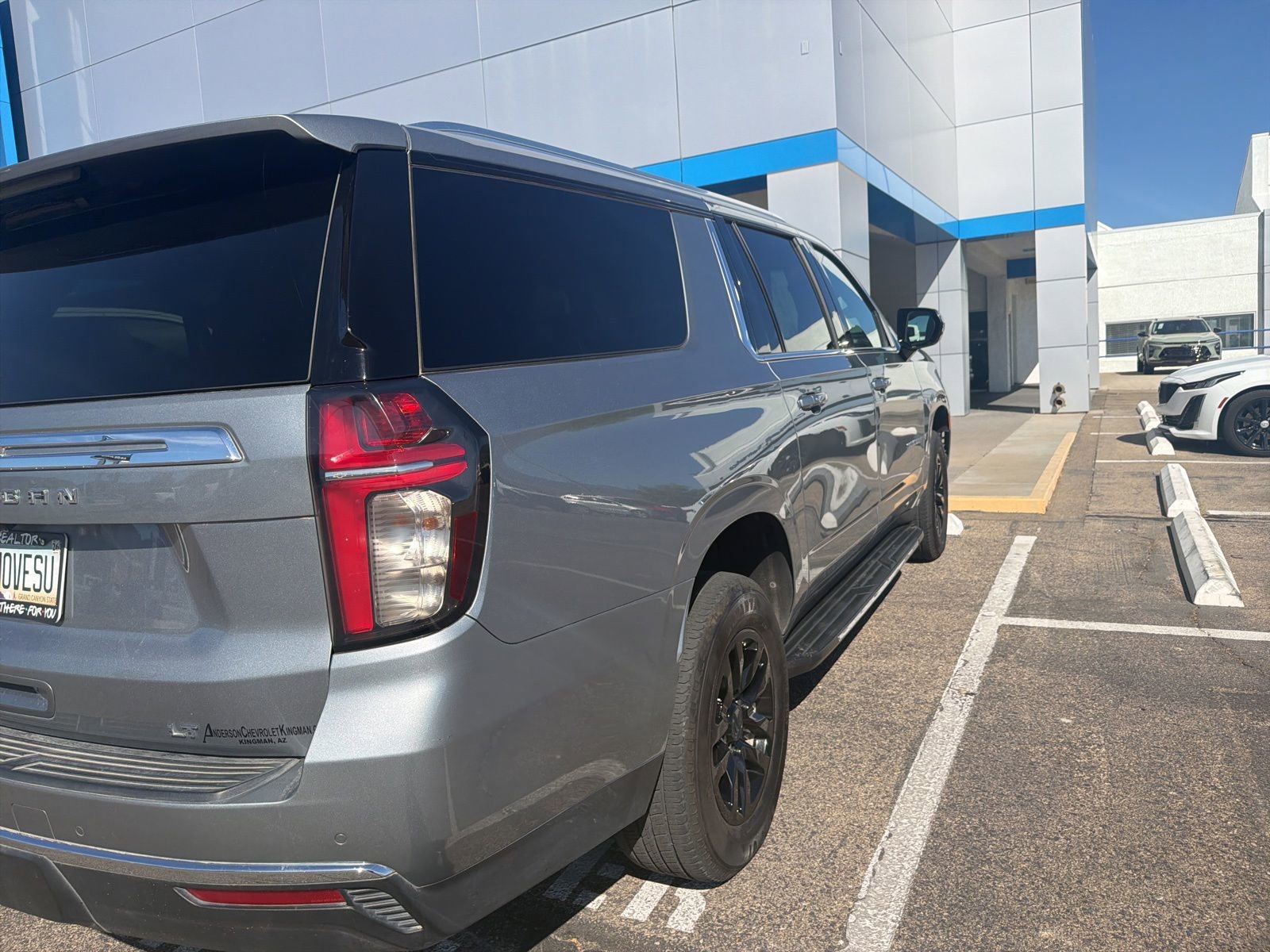 Used 2023 Chevrolet Suburban LT image 3
