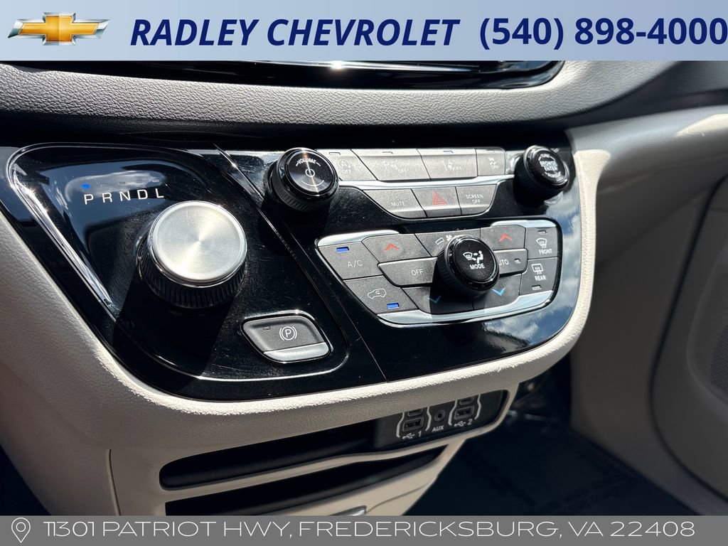 Used 2024 Chrysler Pacifica Touring-L FWD image 22