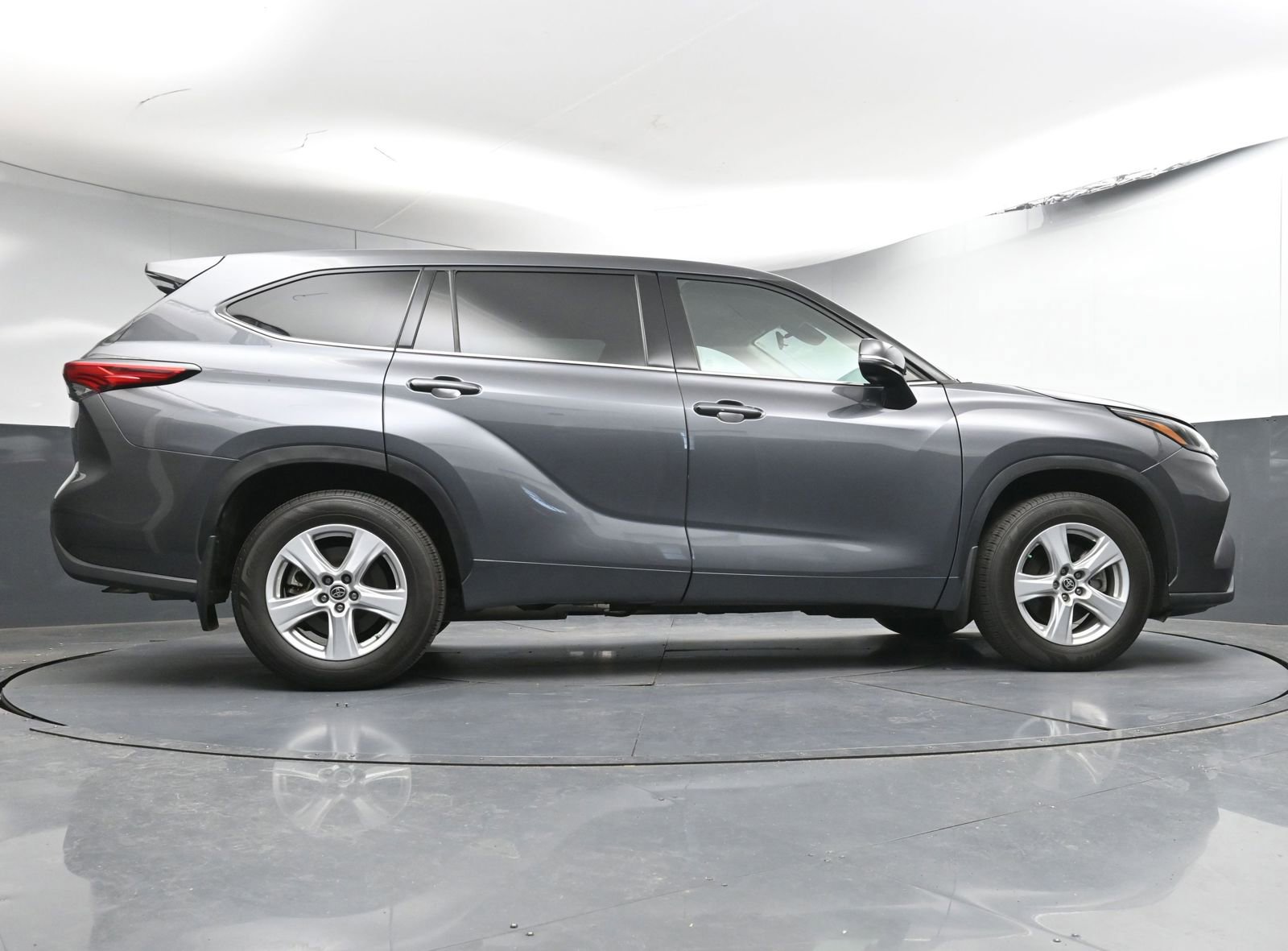 Used 2022 Toyota Highlander LE image 25