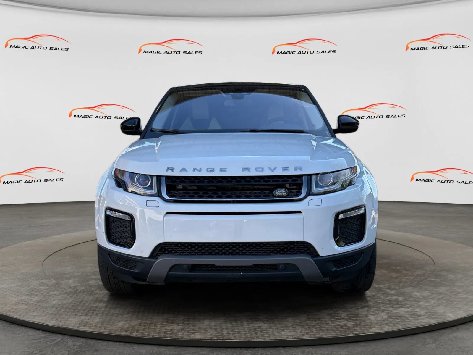 Used 2019 Land Rover Range Rover Evoque SE Premium image 2