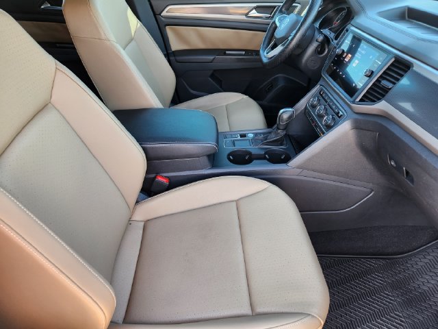 Used 2020 Volkswagen Atlas Cross Sport SE w/ Panoramic Sunroof Package FWD image 14
