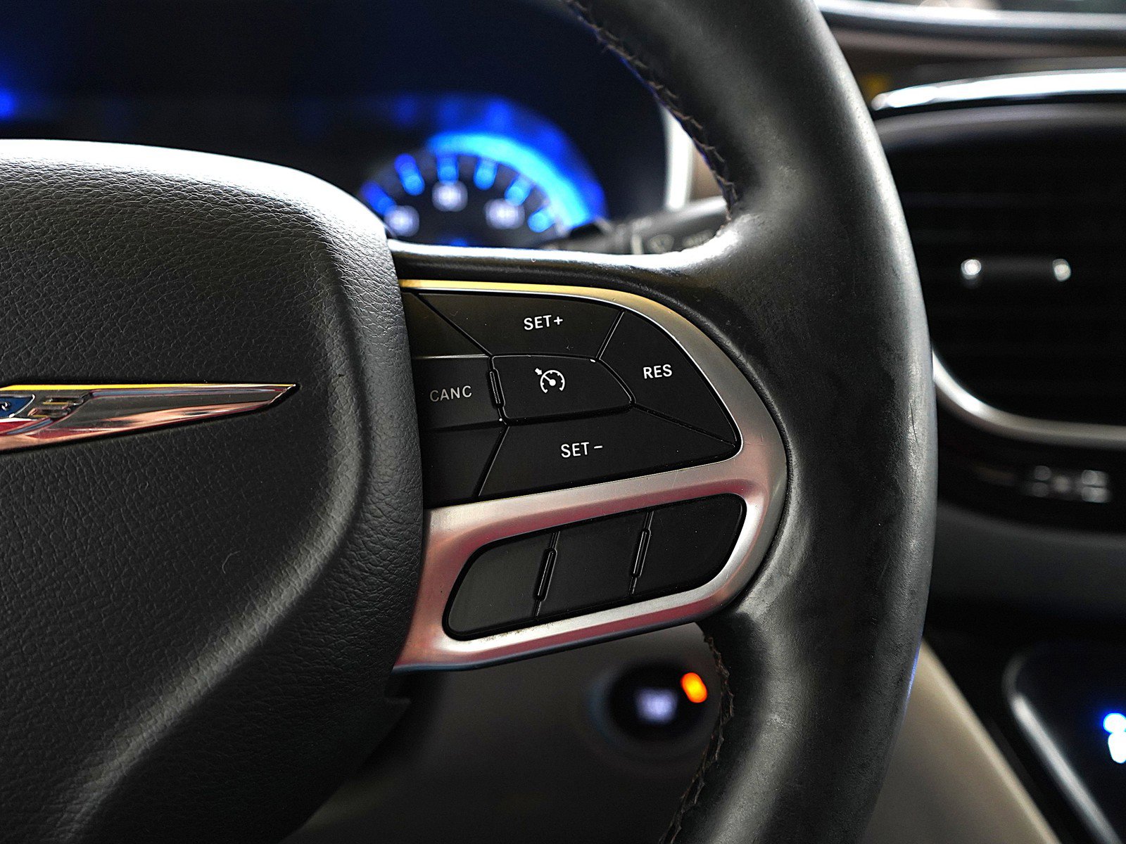 Used 2019 Chrysler Pacifica Touring-L image 28