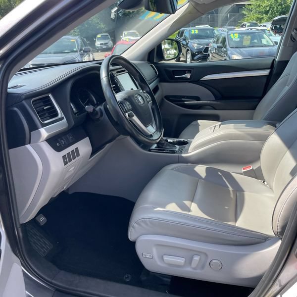 Used 2019 Toyota Highlander XLE AWD/4WD image 21