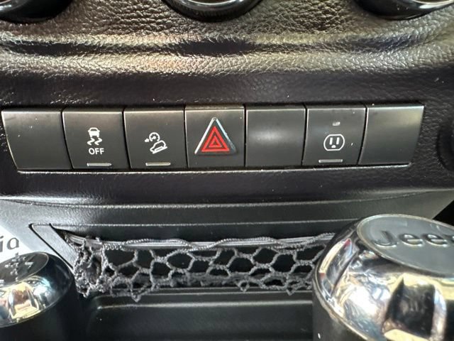 Used 2015 Jeep Wrangler Unlimited Sahara w/ Connectivity Group AWD/4WD image 27