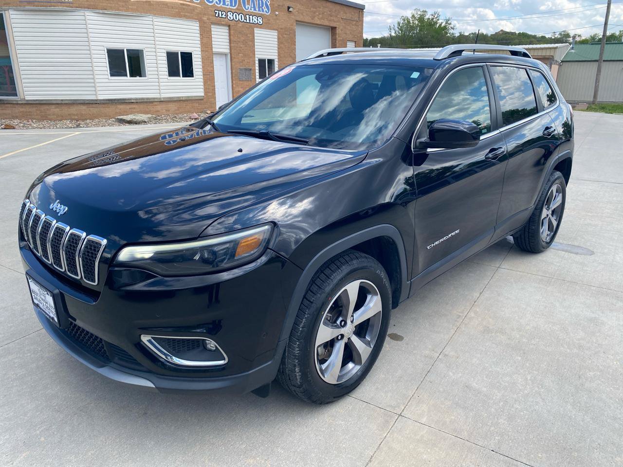 Used 2019 Jeep Cherokee Limited w/ Technology Group AWD/4WD image 2