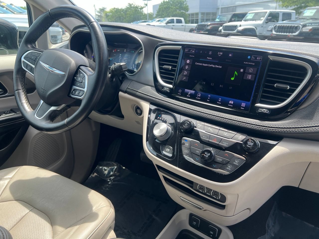 Used 2021 Chrysler Pacifica Touring-L FWD image 28