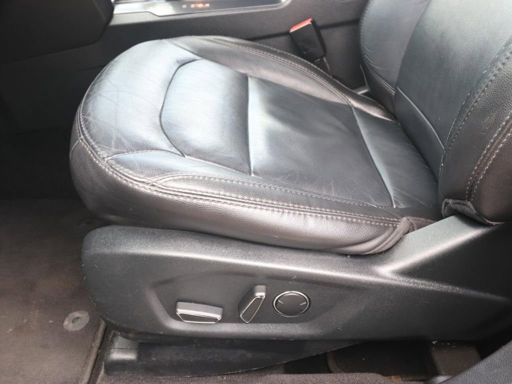 Used 2018 Ford Explorer XLT w/ Equipment Group 202A FWD image 16
