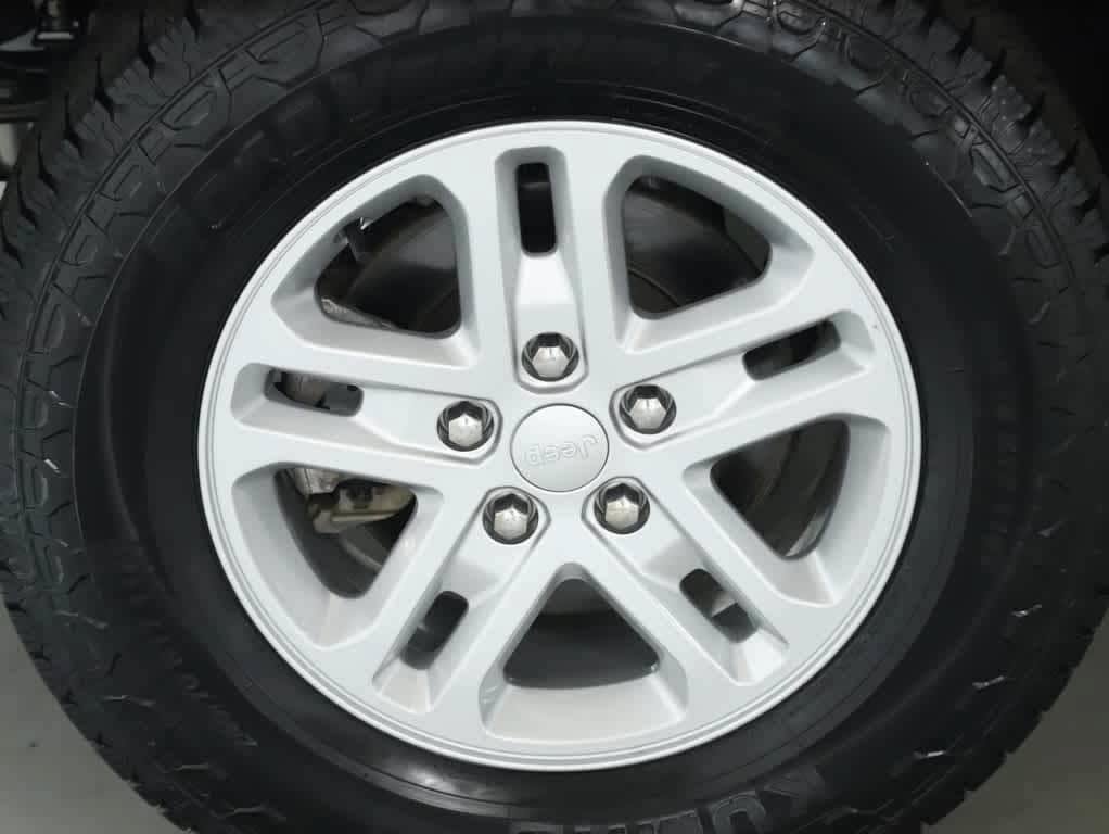 Used 2023 Jeep Grand Cherokee Laredo AWD/4WD image 12