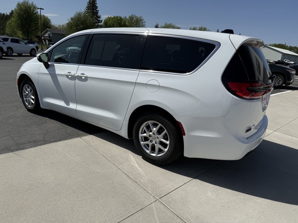 Used 2023 Chrysler Pacifica Touring-L FWD image 6