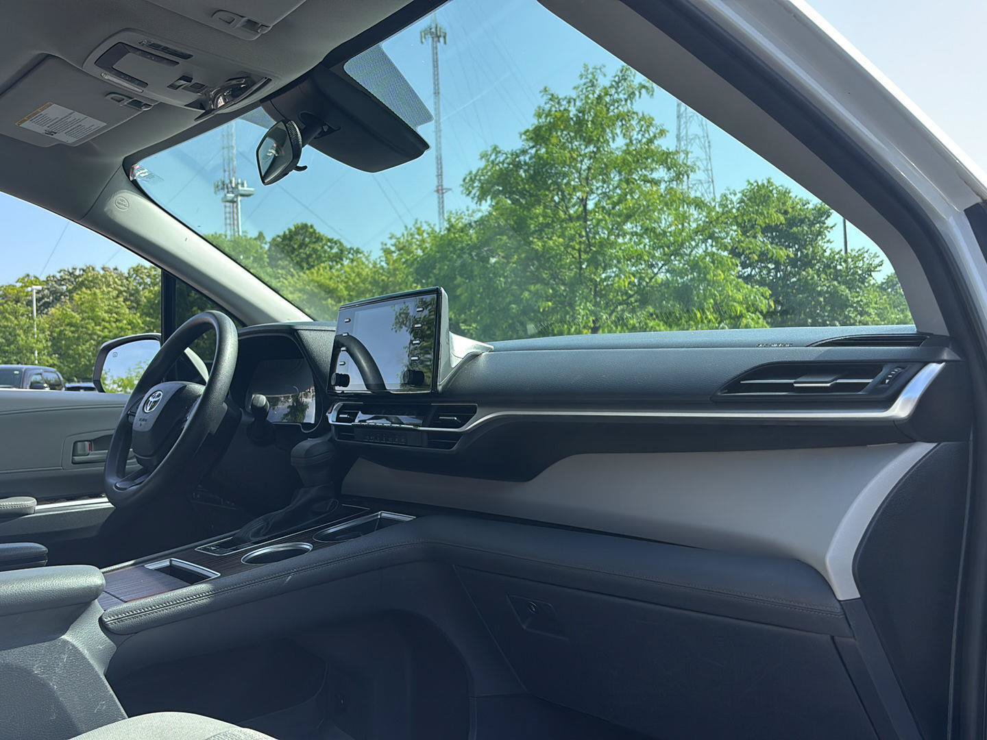 Used 2023 Toyota Sienna LE AWD/4WD image 16