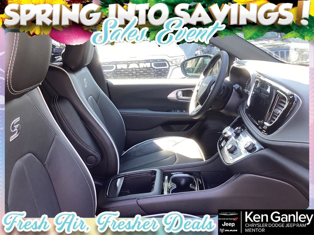 New 2026 Chrysler Pacifica Limited w/ Uconnect Theater Family Group image 21