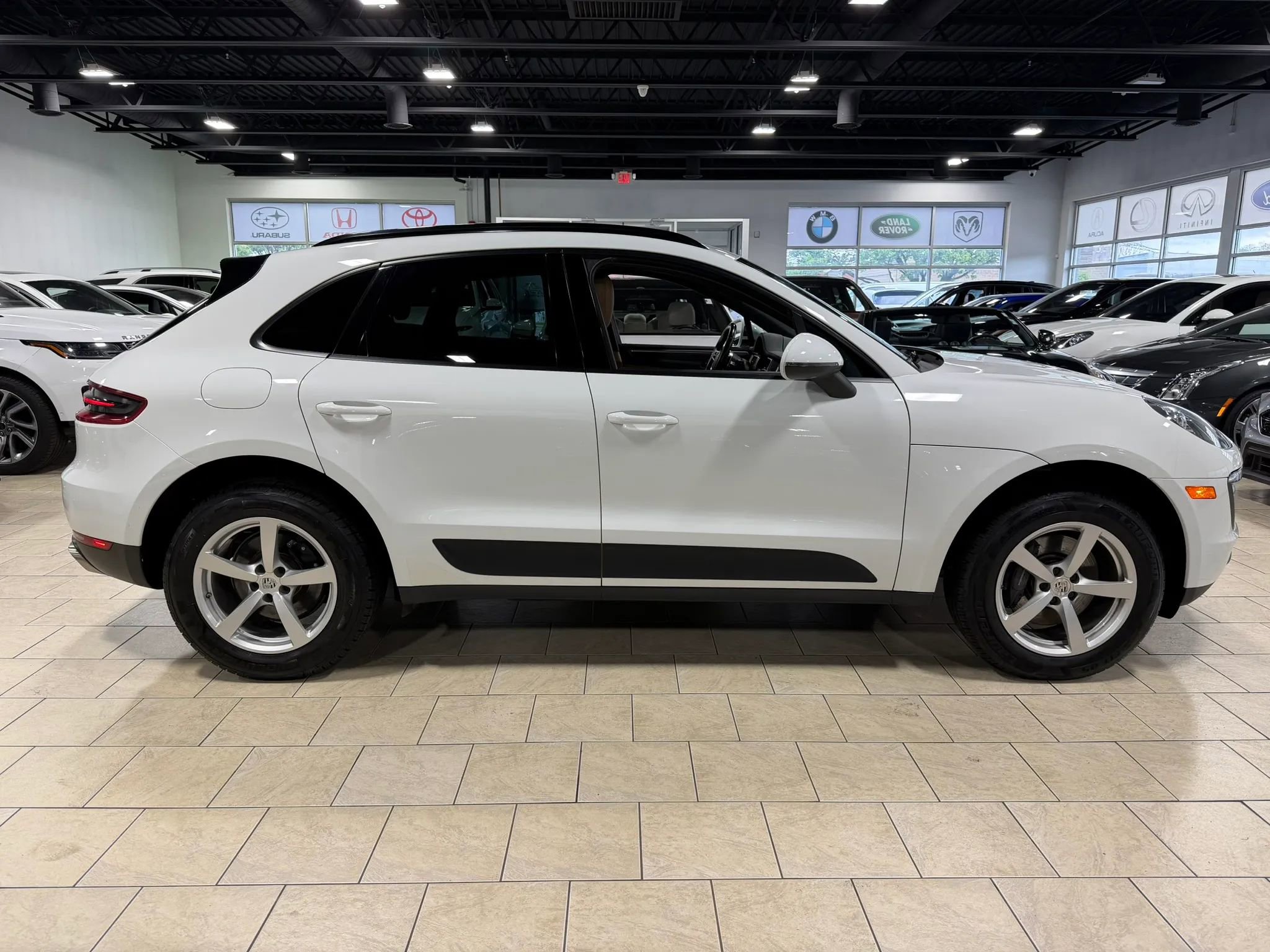 Used 2018 Porsche Macan AWD/4WD image 17