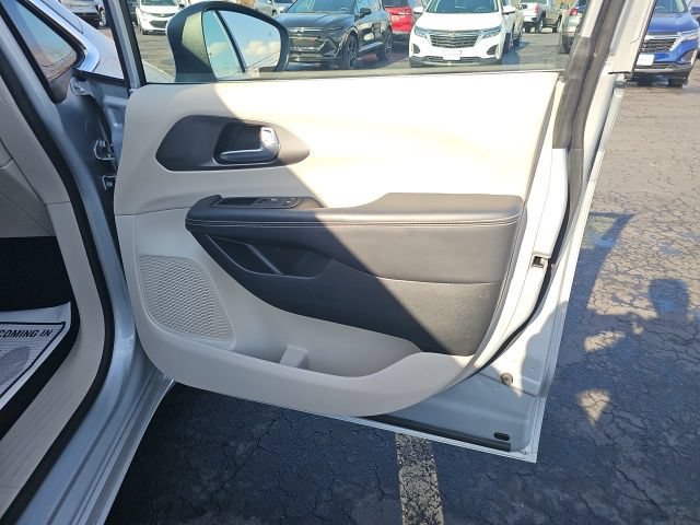 Used 2023 Chrysler Pacifica Touring-L FWD image 10