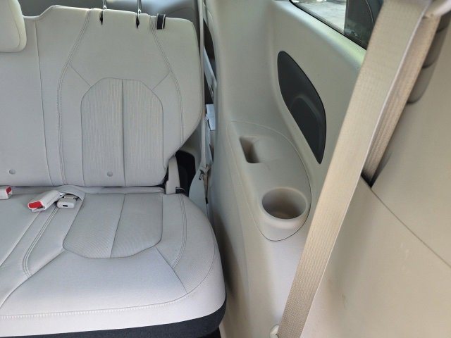 Used 2017 Chrysler Pacifica Touring image 31