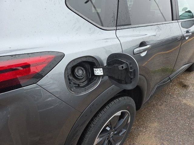 Used 2024 Nissan Rogue SV image 16