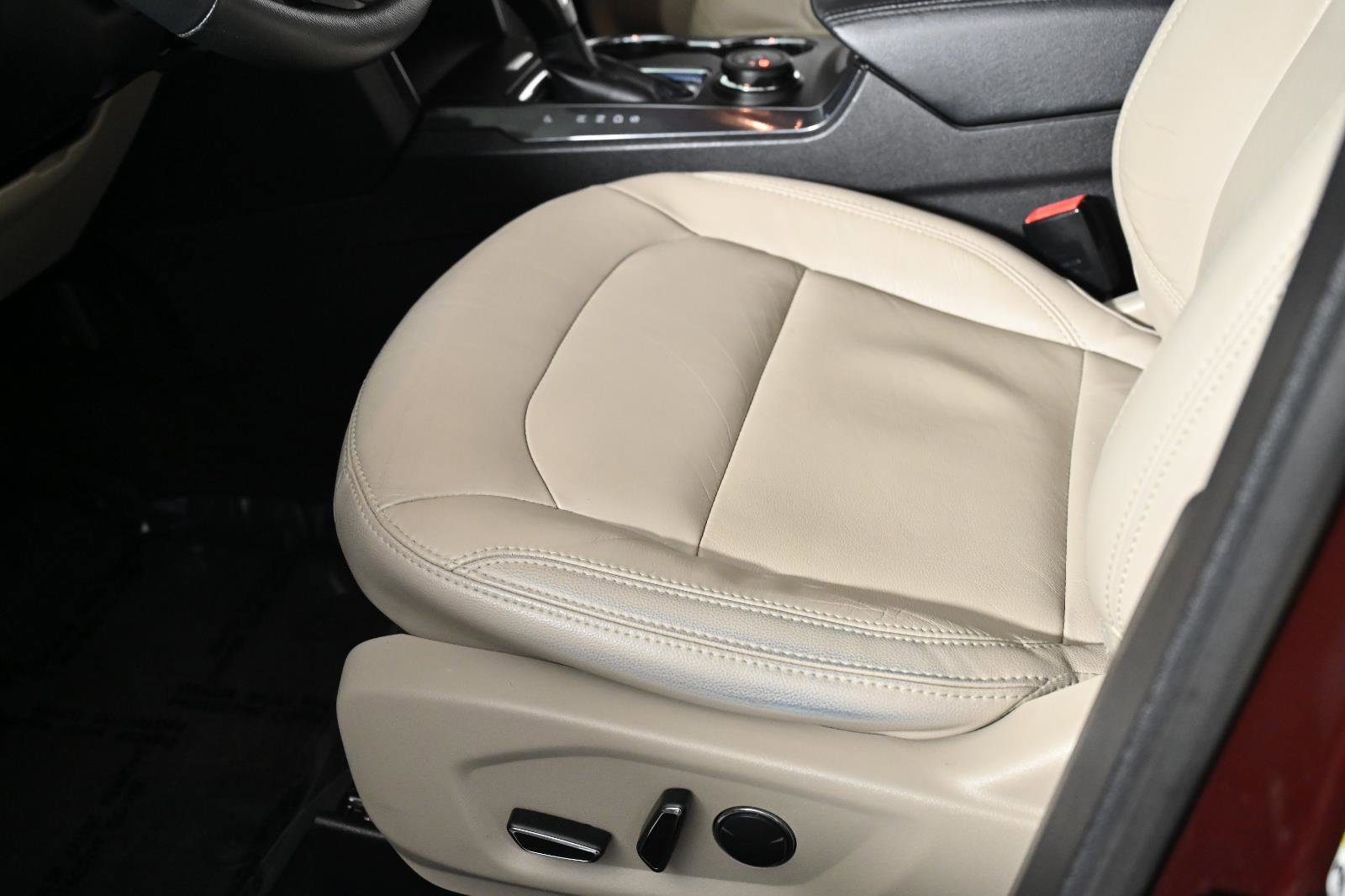 Used 2018 Ford Explorer XLT w/ Equipment Group 202A image 22