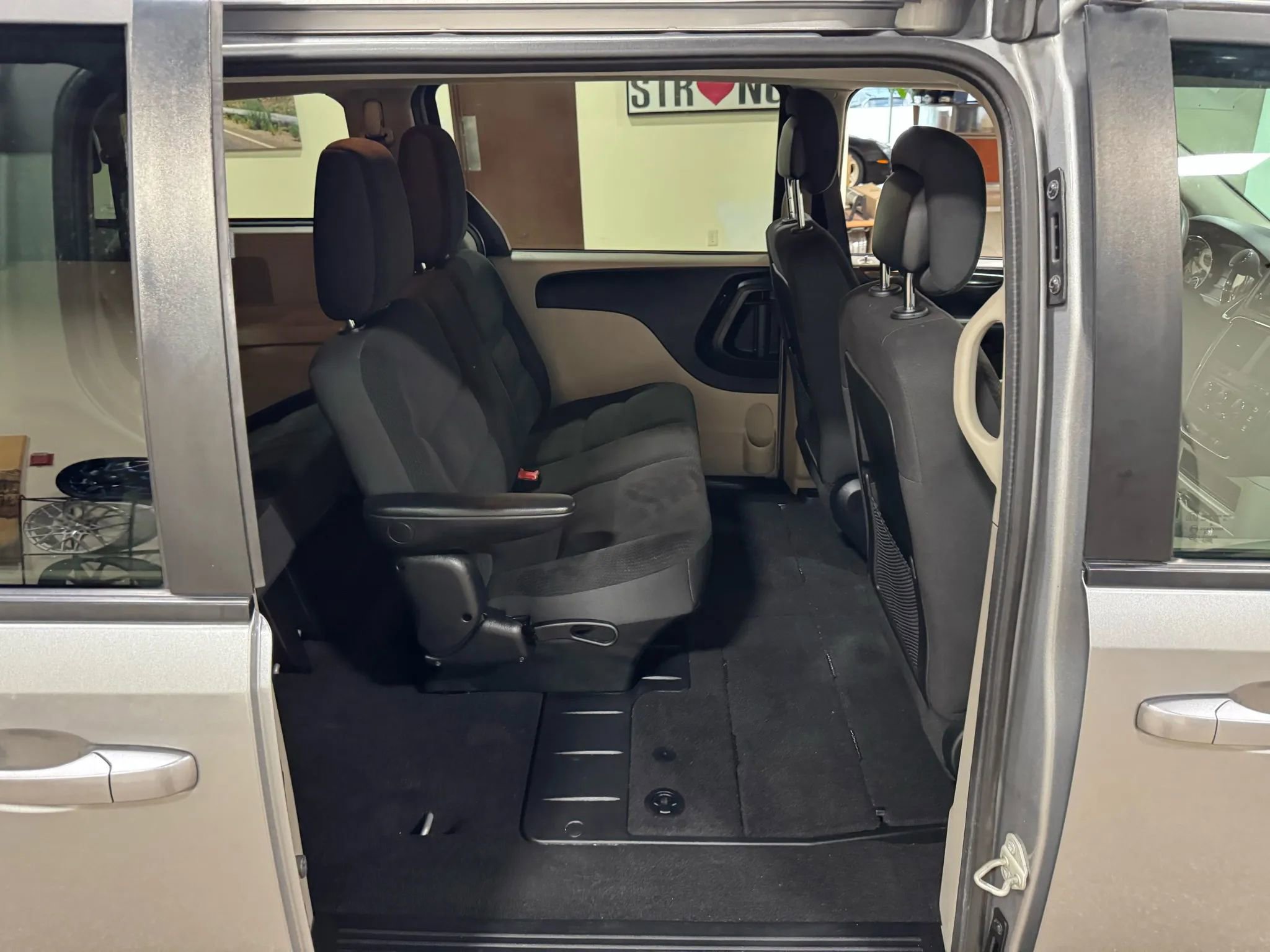 Used 2018 Dodge Grand Caravan SE image 32