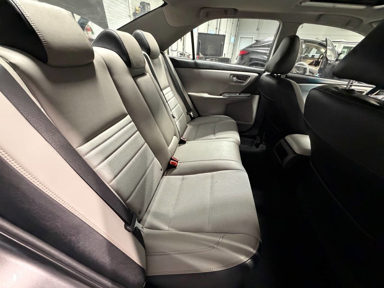 Used 2017 Toyota Camry SE w/ Moonroof Package image 16