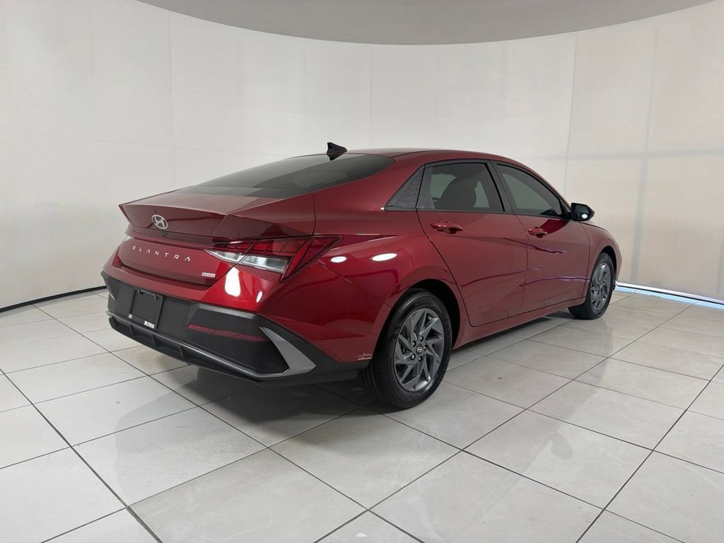 Certified 2025 Hyundai Elantra Hybrid FWD image 5
