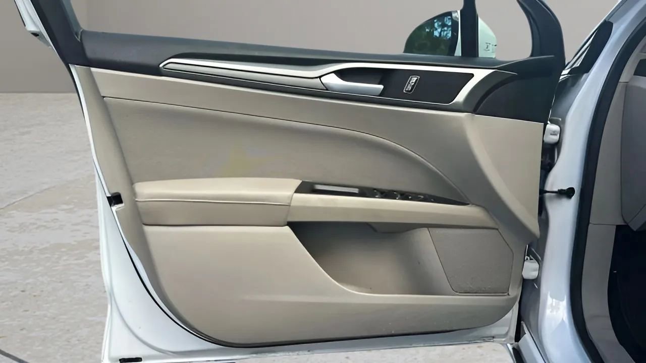 Used 2017 Ford Fusion SE FWD image 11