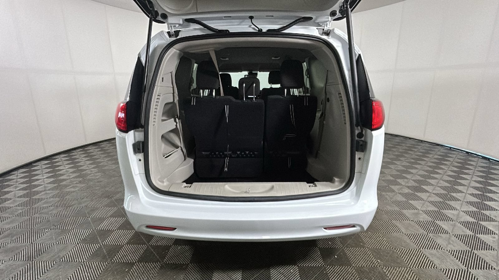 Used 2023 Chrysler Voyager LX FWD image 30