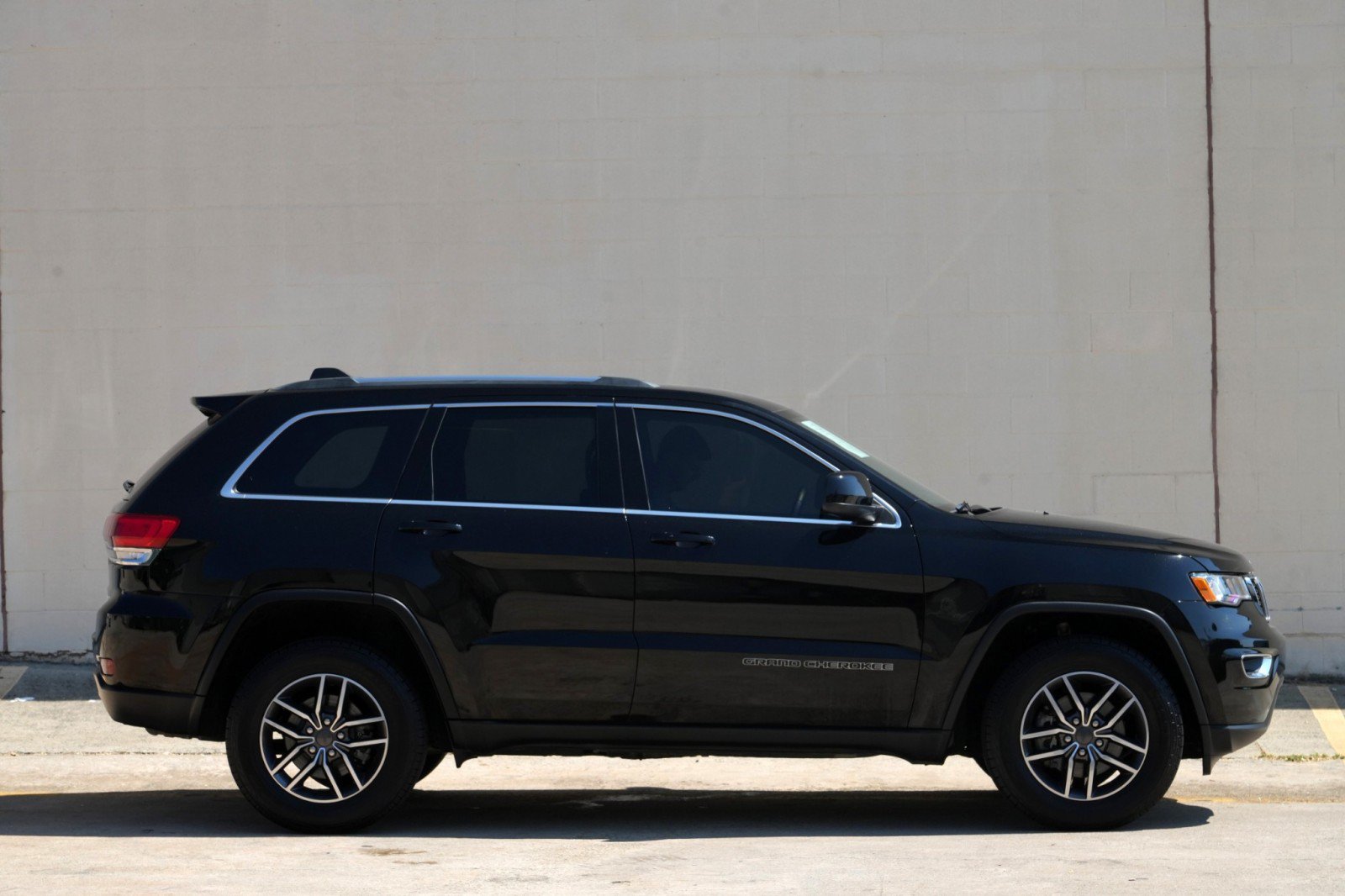 Used 2019 Jeep Grand Cherokee Laredo w/ 18" Wheel & 8.4" Radio Group AWD/4WD image 49