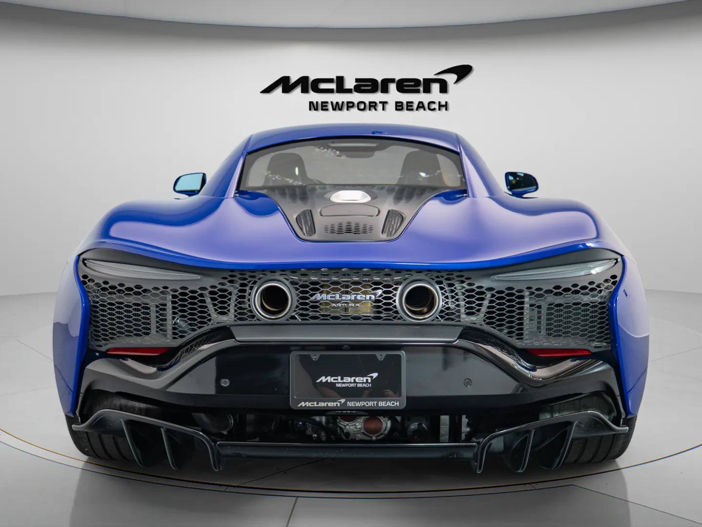 Used 2024 McLaren Artura RWD image 21